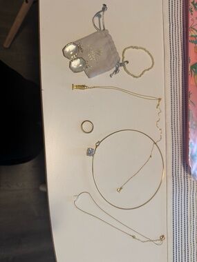 Gold Tone Women's Jewelry Set with kendra scott earrings